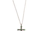 un petit collier avec une croix ornée de pierres vertes et blanches, monté sur une chaîne