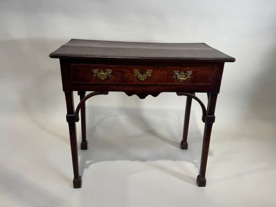 une image représentant une petite table en bois sur laquelle se trouvent deux tiroirs