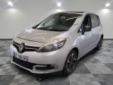 la voiture blanche est garée dans le garage sur le sol en damier