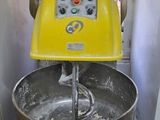 une machine jaune qui se trouve dans une pièce