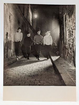 photographie en noir et blanc d'un groupe de personnes marchant dans une rue