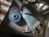 un disque bleu posé sur une table, à côté d'une machine