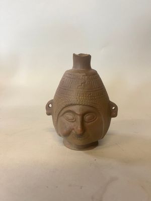 Vase-portrait sur piédouche. Céramique marron-brun.