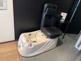 une photo d'une salle de spa avec une chaise et une baignoire