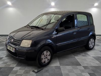 la photo d'une petite voiture noire garée dans un garage