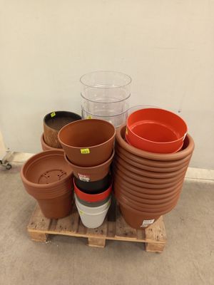 de nombreux pots posés sur une palette au sol