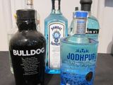 trois bouteilles d'alcool posées les unes à côté des autres sur un comptoir