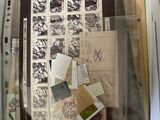 une boîte contenant de nombreux timbres