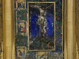 tableau représentant un crucifidus dans un cadre doré sur fond bleu