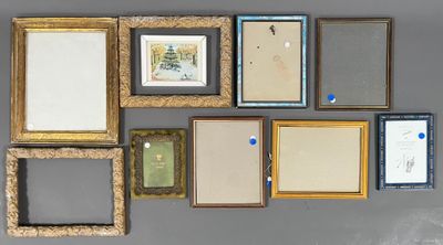 de nombreuses photos encadrées sur le mur de cette pièce