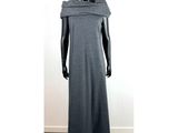 un mannequin vêtu d'une robe grise sur un mannequin mannequin mannequin mannequin mannequin mannequin mannequin mannequin mann