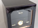 une petite boîte noire contenant une horloge