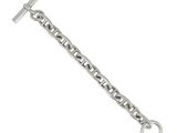 gros plan d'un bracelet en chaîne en argent sur fond blanc