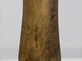un vase brun posé sur une table