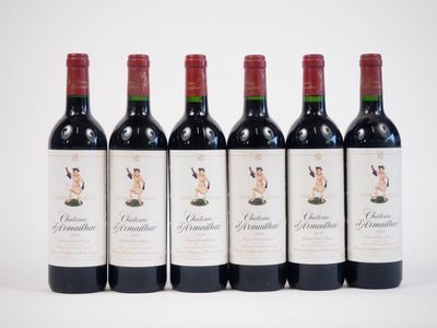 six bouteilles de vin rouge sont alignées sur une surface blanche