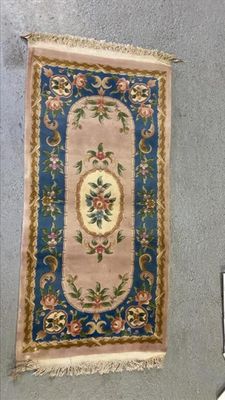 un tapis accroché au mur à côté des toilettes