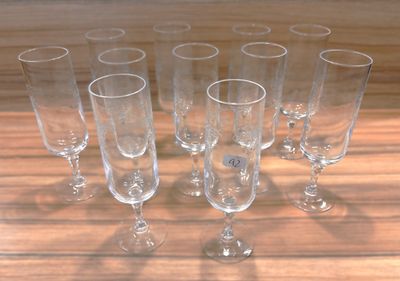 11 flûtes à champagne en verre gravé Ht 17cm