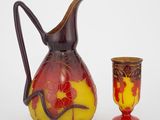 un vase rouge et jaune à côté d'un vase rouge et jaune