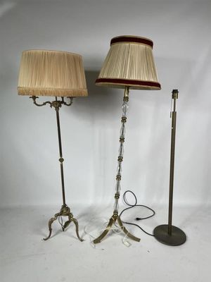une paire de lampadaires en laiton et en verre, munis d'abat-jours