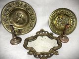 deux plaques en laiton et un miroir posés sur une table