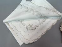 Nappe blanche avec broderies de fleurs grises et liserai en … (photo 3)