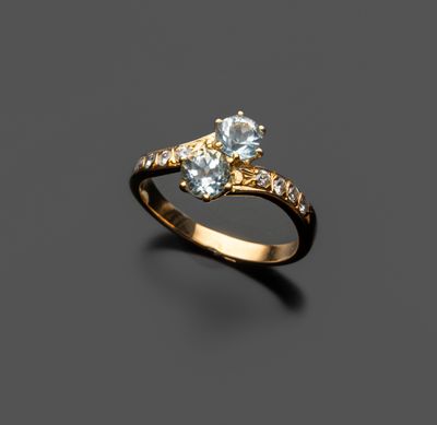 une bague en or sertie d'une topaze bleue et de diamants