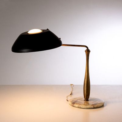 une lampe noire posée sur une table
