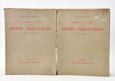 un vieux livre avec des inscriptions rouges, posé sur une surface blanche