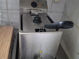 une image d'une friteuse commerciale dans une cuisine