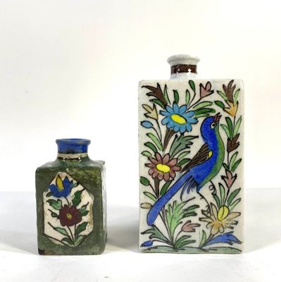 two vases that are sitting next to each other