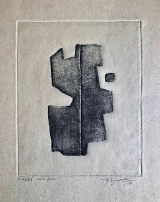 un dessin en noir et blanc représentant une feuille de papier sur laquelle figure une croix