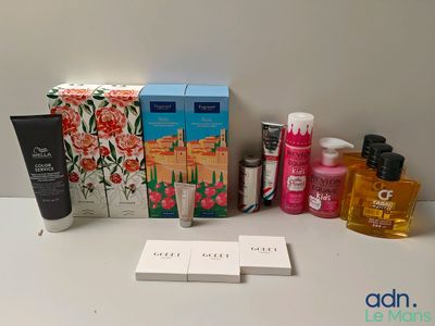 le contenu d'une trousse de beauté est présenté sur une table