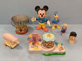 Mickey Mouse et d'autres figurines exposées sur une table