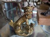 Plusieurs figurines d'animaux et d'oiseaux sont exposées dans une vitrine.
