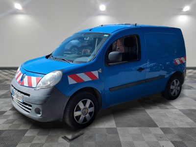 une camionnette bleue avec une bande rouge et blanche sur le côté