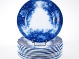 des assiettes bleues et blanches empilées les unes sur les autres sur une surface blanche