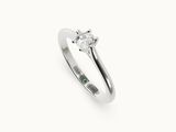 gros plan d'une bague en diamant sur fond blanc