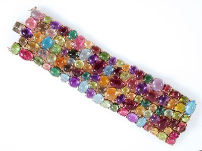 bracelet composé de perles de verre multicolores sur fond blanc