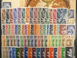 un gros plan sur une photo représentant une collection de timbres