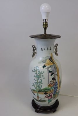 Lampe en porcelaine à décor de personnages jouant dans un ja…