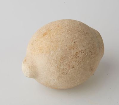 un citron posé sur une surface blanche