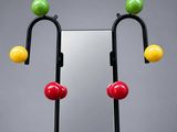 un gros plan d'un miroir sur lequel sont posées trois boules de couleurs différentes