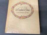 un vieux livre sur lequel figure l'image d'une couronne de fleurs