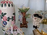 une vitrine en verre sur laquelle sont exposés divers vases et figurines