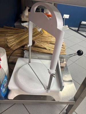 une machine posée sur une table