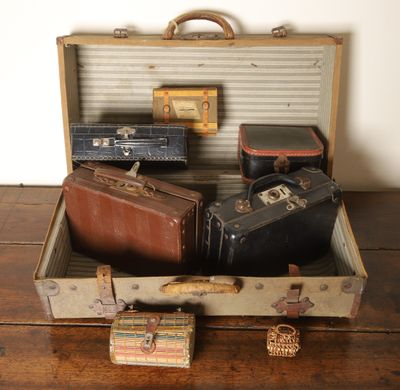 plusieurs bagages posés dans une valise sur une table