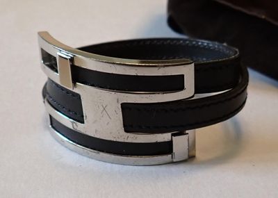 Hermès - Paris : bracelet "Pous pous" en cuir noir, usures, …