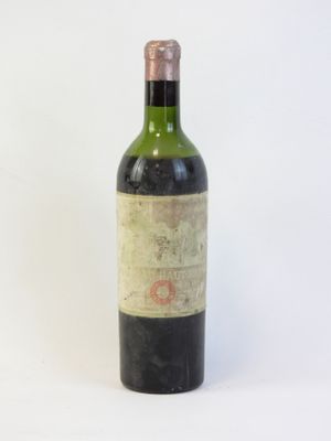 une bouteille de vin posée sur une table