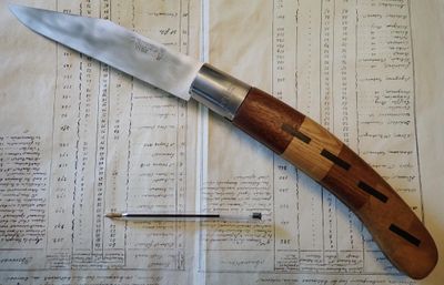 un couteau posé sur une feuille de papier