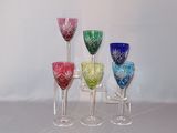 quatre verres à vin posés sur une table, sur fond blanc